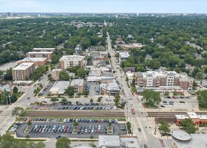 Cozy Downtown Walk To Metra Apartment Downers Grove