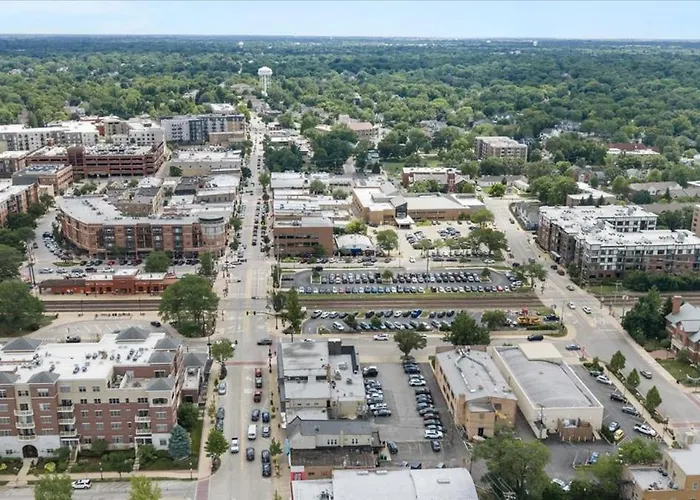Cozy Downtown Walk To Metra Apartment Downers Grove